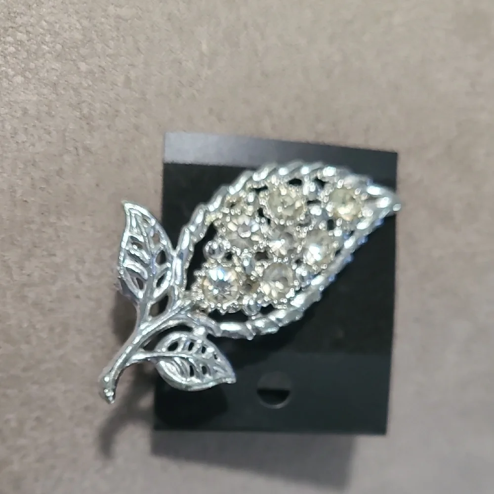 Sparkling Silver Floral‎ Brooch